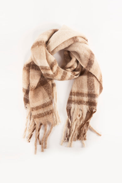 Écharpe en tricot marron, d'Access®, à carreaux avec des franges.