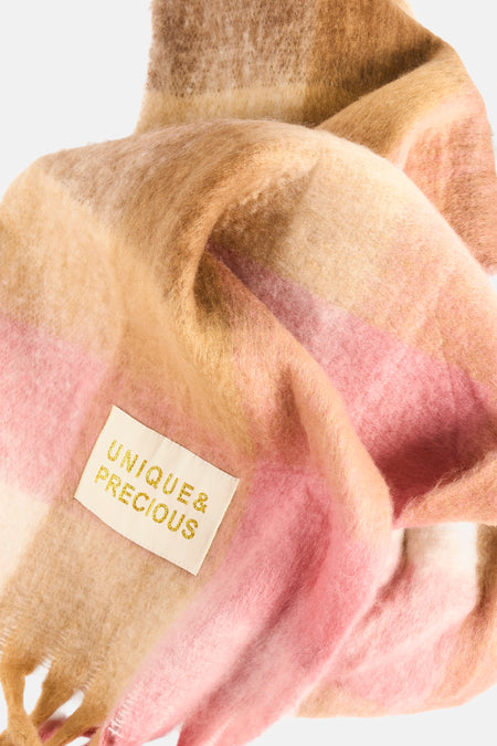 Écharpe rose et beige à franges, avec une étiquette « UNIQUE & PRECIOUS »