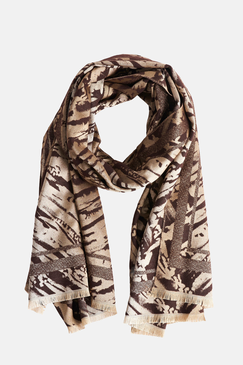 Bruine Access® sjaal, met beige en bruin abstract patroon en decoratieve franjes.