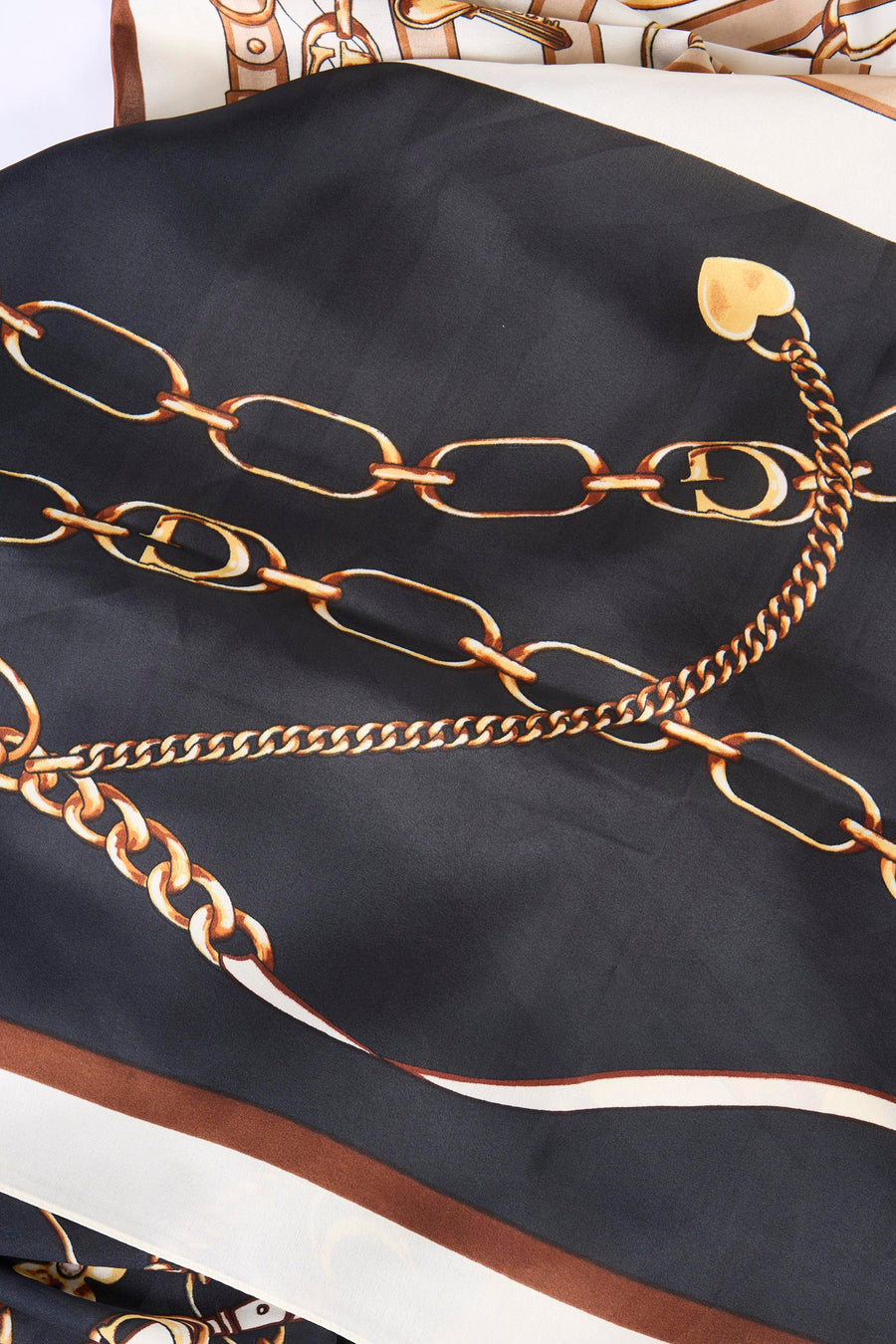 Multikleuren sjaal van Access®, gouden kettingpatroon en hartvormige hanger.