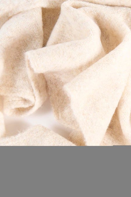 Gros plan sur un foulard beige Access® enroulé.