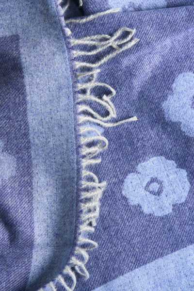 Écharpe bleue Access®, à motifs floraux et rayures, avec une texture tissée et des franges décoratives.
