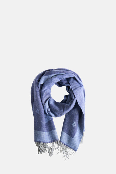 Access® blauwe sjaal, met bloemenpatroon en strepen, met een geweven textuur en decoratieve franjes.