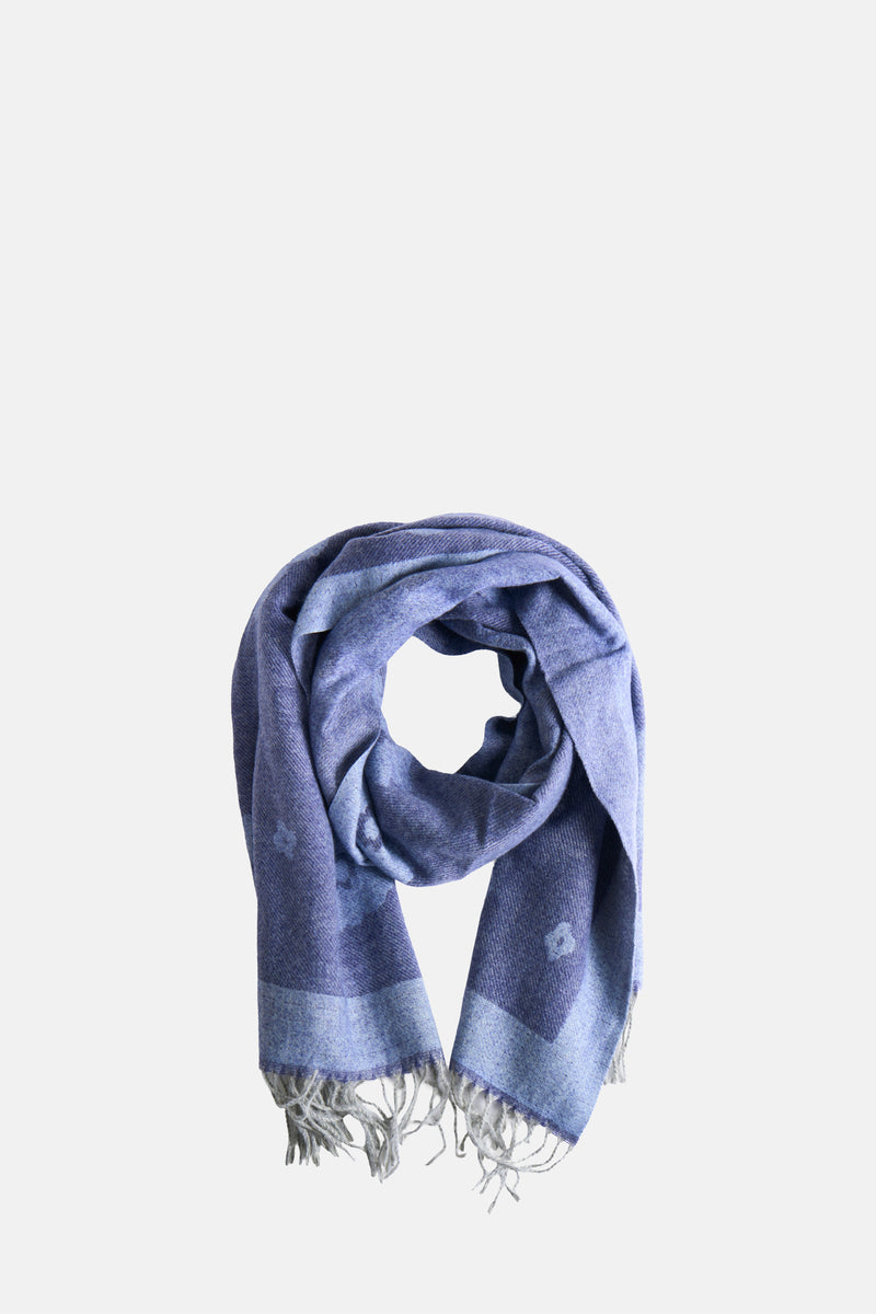 Access® blauwe sjaal, met bloemenpatroon en strepen, met een geweven textuur en decoratieve franjes.