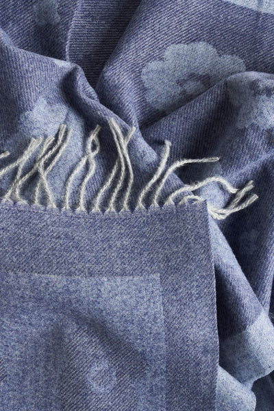 Blauwe sjaal van Access® met subtiel patroon en delicate franjes.