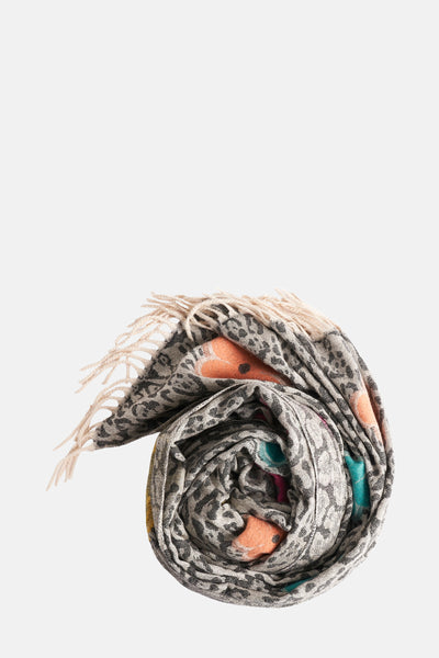Écharpe multicolore Access®, avec motif animalier, franges décoratives et détails colorés.
