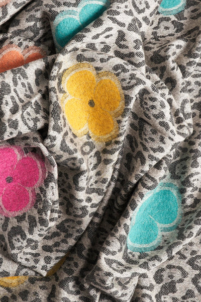 Écharpe multicolore Access® avec motif léopard et fleurs colorées, tissu froissé.