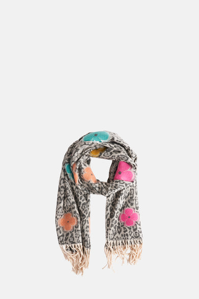 Écharpe multicolore en motif léopard d'Access®, ornée de fleurs colorées et finie avec des franges.
