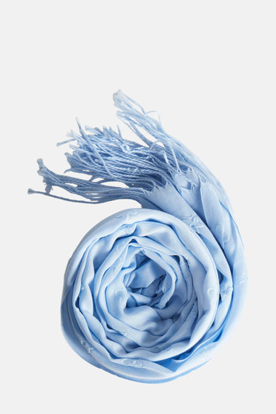 Blauwe Access® sjaal, opgerold met decoratieve franjes.