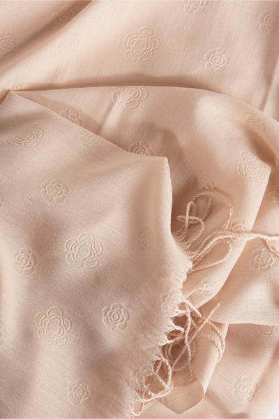 Foulard beige par Access® avec motif floral en relief et bords frangés.
