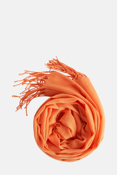 Foulard orange Access®, enroulé avec des franges décoratives.