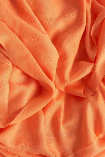 Foulard orange Access®, motif floral ton sur ton, tissu texturé avec un effet froissé.