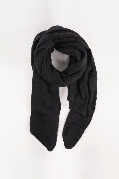 Écharpe noire par Access® avec une texture bouclée et un drapé ample sur fond blanc.