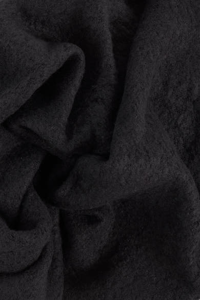 Écharpe noire de Access®, en tissu texturé avec des plis et drapés riches.