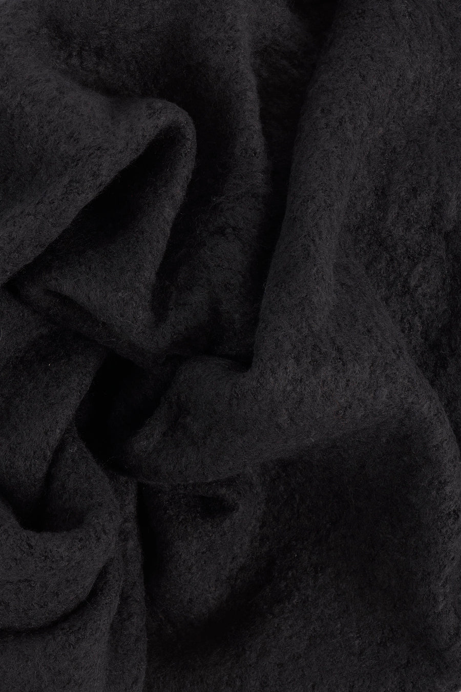 Écharpe noire de Access®, en tissu texturé avec des plis et drapés riches.