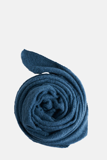Blauwe sjaal van Access® met een gebreide, zachte textuur op een lichte achtergrond.