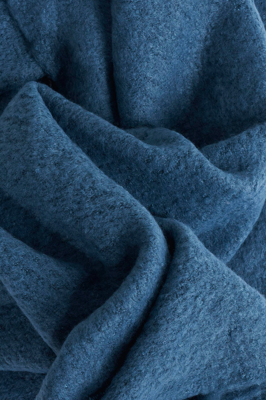 Blauwe textuur sjaal van Access®, met zachte plooien en een rijk gedetailleerde textuur.