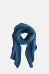 Blauwe Access® sjaal, gebreid van dikke stof met een zachte textuur en een gedrapeerde vorm.