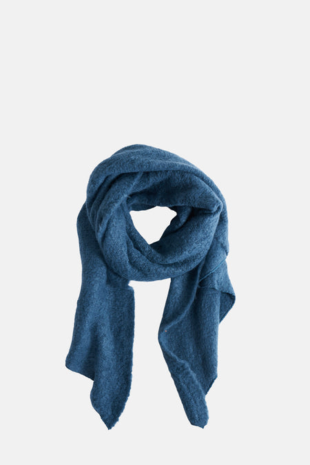 Blauwe Access® sjaal, gebreid van dikke stof met een zachte textuur en een gedrapeerde vorm.