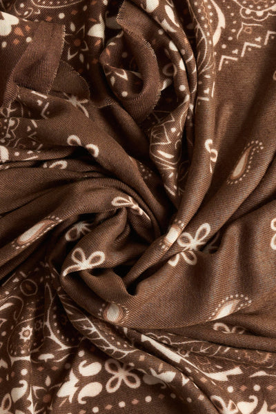 Bruine Access® met paisleypatroon en geplooide textuur, met lichte decoratieve details.