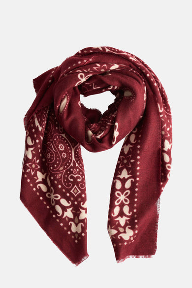 Rode sjaal met Access® paisley-patroon, met franjedetails.