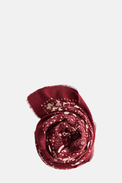 Rode Access® sjaal met paisley-motief en geplooide textuur, opgerold gepresenteerd.