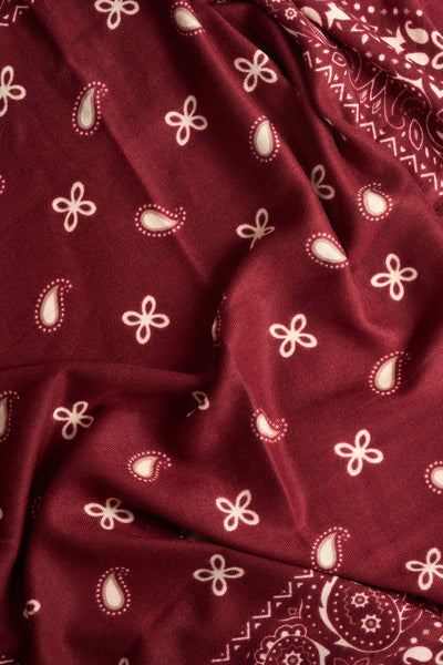Rode sjaal Access®, paisley- en gestileerde bloemenprint, gedrapeerde stof.