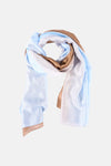 Foulard multicolore par Access®, en soie avec des rayures bleu clair, blanches et camel.