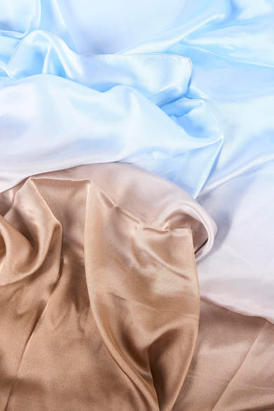 Foulard multicolore par Access® en soie brillante, avec des plis doux et un aspect luxueux.