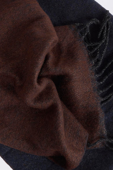 Blauwe Access® sjaal, met glanzende details en een zachte, gekreukte textuur.
