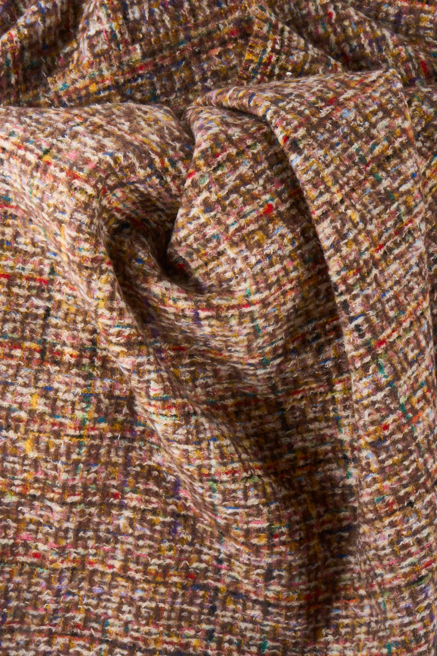 Access® veelkleurige sjaal, van getextureerde tweedstof met diverse kleuraccenten, artistiek gedrapeerd.