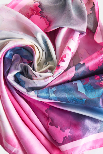 Roze zijden sjaal van Access® met een veelkleurig abstract bloemenpatroon.
