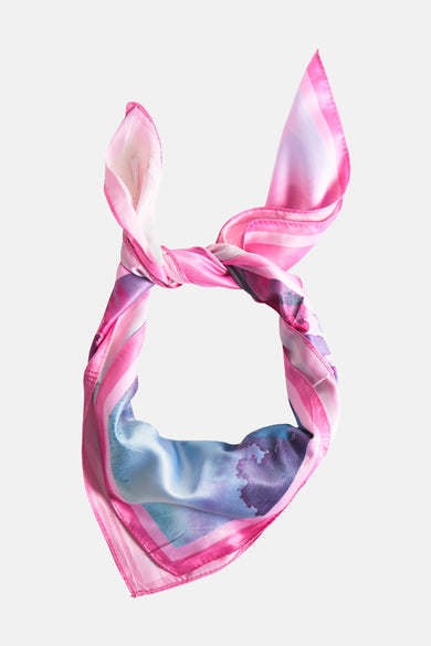 Roze Access® sjaal met blauw en paars aquarelpatroon, geknoopt met roze en witte strepen.