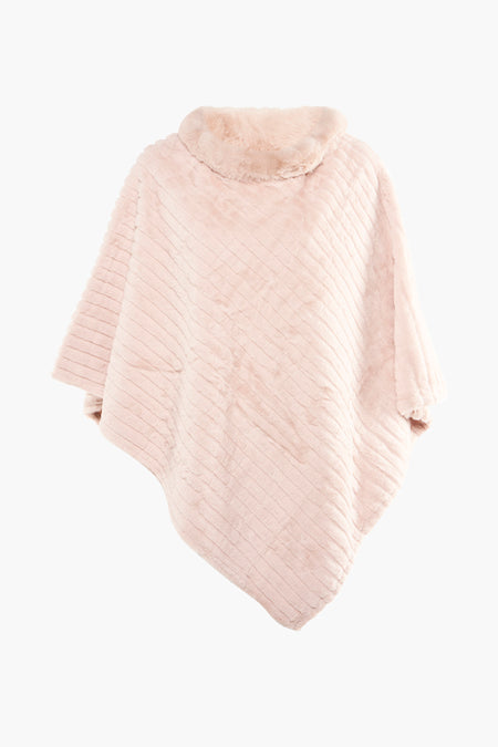 Poncho beige en fausse fourrure Access®, avec un col montant et un motif texturé à rayures.