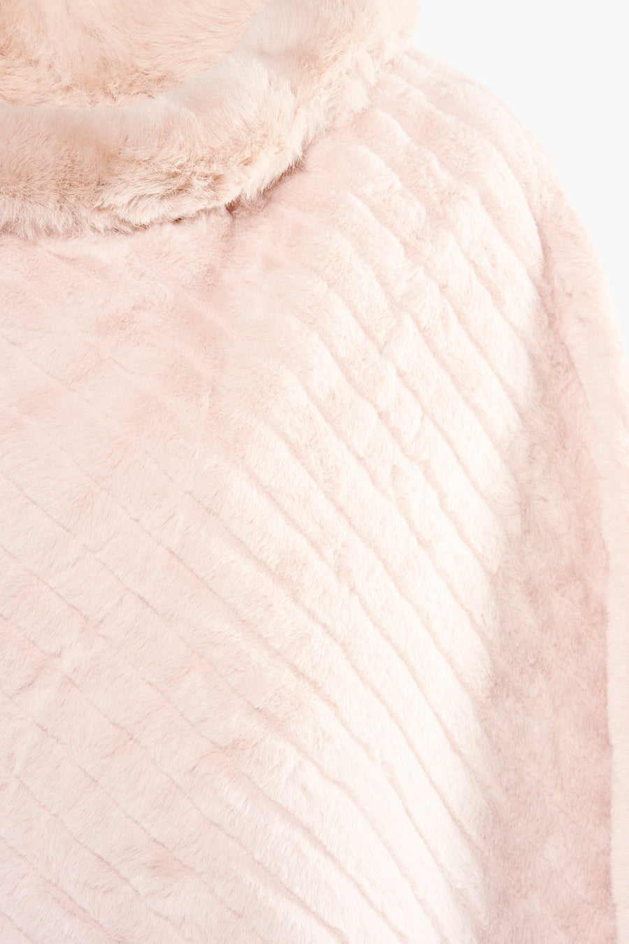 Poncho beige d'Access®, en fausse fourrure avec un motif rayé et un col montant texturé.