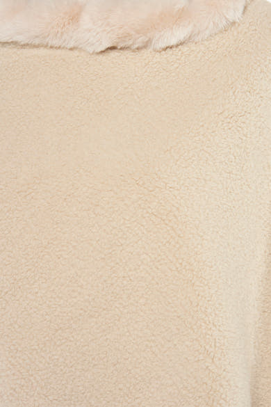 Poncho beige en fausse fourrure par Access® avec col en fourrure duveteuse.
