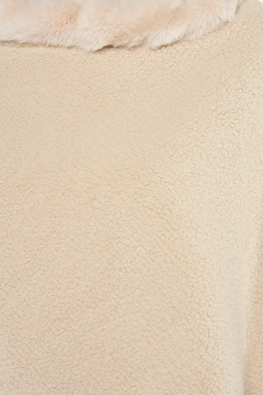 Poncho beige en fausse fourrure par Access® avec col en fourrure duveteuse.
