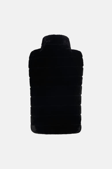 Veste sans manches noire d'Access® en fausse fourrure avec col montant et bandes horizontales, vue de dos.