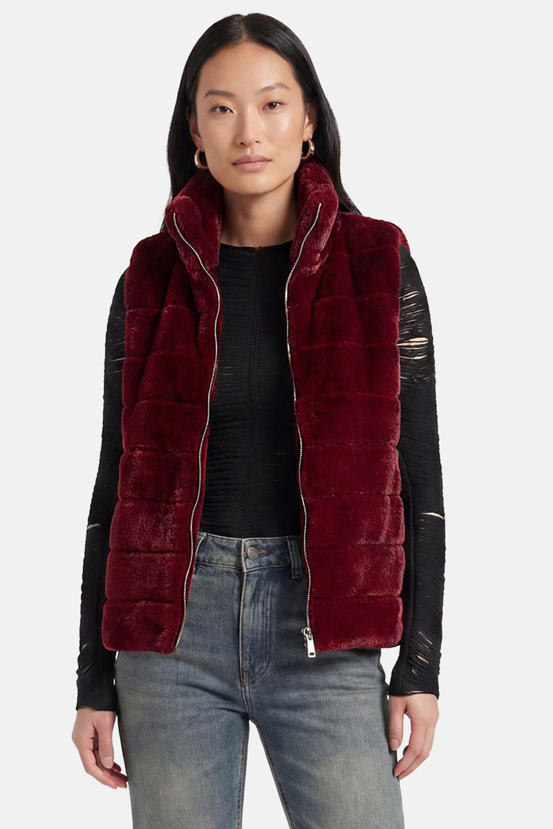 Veste sans manches rouge de Access® en fausse fourrure matelassée, avec col montant et fermeture éclair argentée.