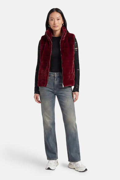 Veste sans manches rouge de Access® en fausse fourrure matelassée avec fermeture éclair dorée.