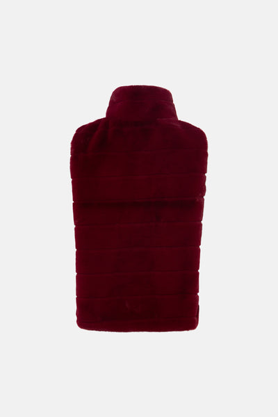 Rood mouwloos vest van Access®, in gestructureerd imitatiebont met horizontale strepen, van achteren gezien.