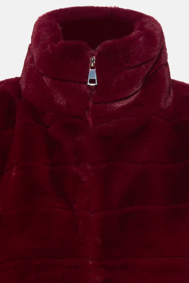 Bordeauxrode nepbonten bodywarmer van Access®, met opstaande kraag, ritssluiting en horizontale lijnen.