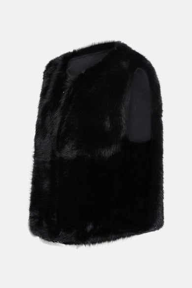 Veste sans manches noire en fausse fourrure d'Access®, avec une doublure noire lisse.