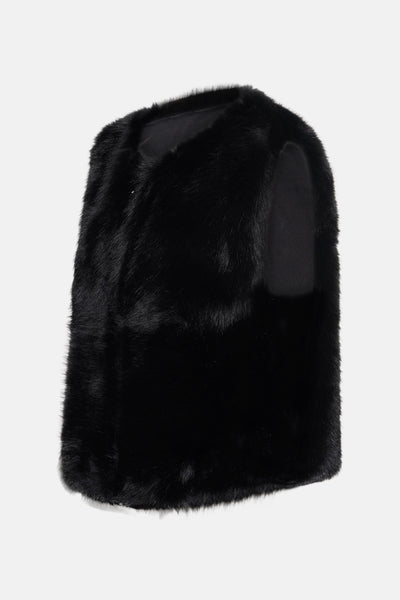 Veste sans manches noire en fausse fourrure d'Access®, avec une doublure noire lisse.