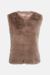 Veste sans manches beige de Access®, en fausse fourrure avec une fermeture éclair apparente.
