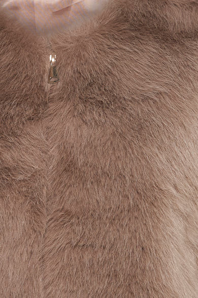 Veste sans manches beige de Access®, en fausse fourrure avec fermeture éclair visible.