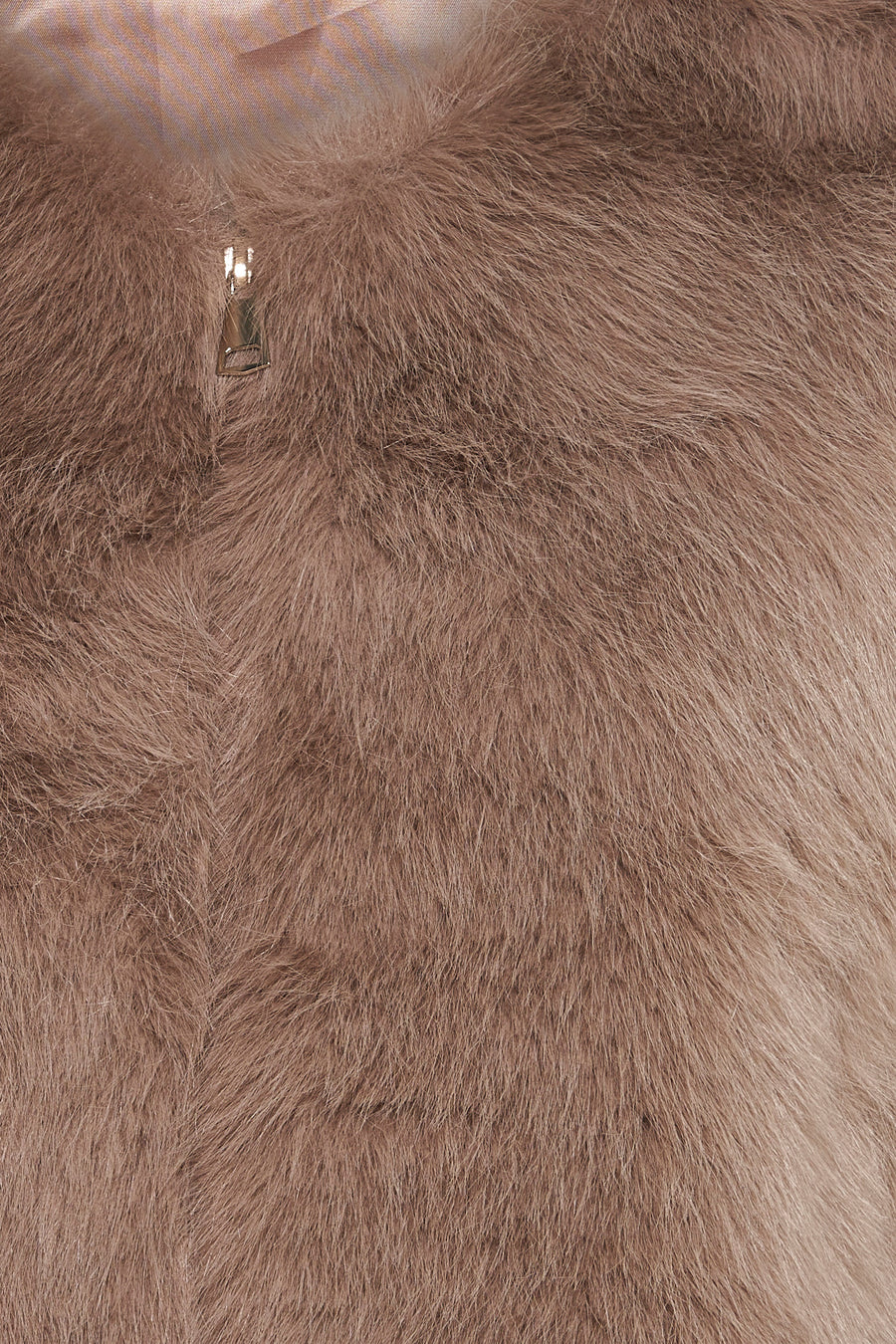 Veste sans manches beige de Access®, en fausse fourrure avec fermeture éclair visible.