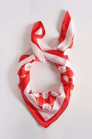 Foulard rouge par Access®, avec motif à pois et roses rouges et blancs.