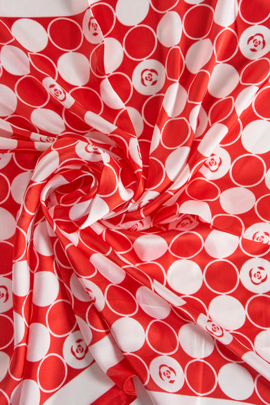 Foulard rouge par Access®, motif à pois et roses stylisées, tissu fluide drapé.
