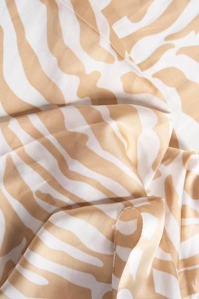 Foulard beige en soie par Access®, motif zébré froissé avec des reflets brillants.